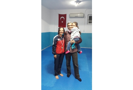 KUZEY KIBRIS TÜRK CUMHURİYETİ GTF AVRASYA ŞAMPİYONASI 55 KG. 3. SÜ MİLLİ SPORCUM TÜLİN ÇAĞLAR ÇAKICI ve AİLESİ – MİLLİ ANTRENÖR SEFER GÜNEŞ