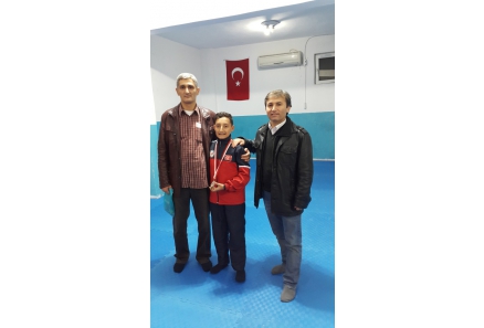 KUZEY KIBRIS TÜRK CUMHURİYETİ GTF AVRASYA ŞAMPİYONASI 37 KG. 3. SÜ MİLLİ SPORCUM ANIL TIRINK ve AİLESİ – MİLLİ ANTRENÖR SEFER GÜNEŞ