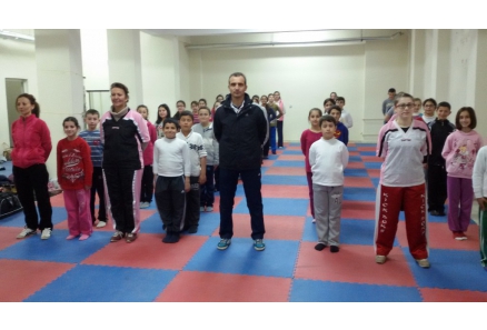 BURSA KICK BOKS OKULLARDA ANTRENÖR : SEFER GÜNEŞ