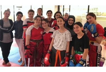Bayanlar İçin Kick Boks Dersi 
